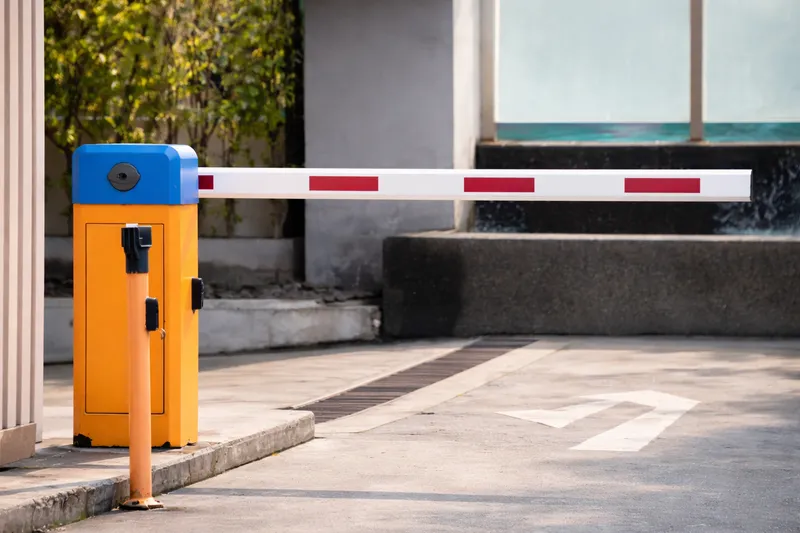 КПП со шлагбаумом, охрана и 36 камер видеонаблюдения 24/7